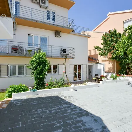 Mandic With Parking Apartment