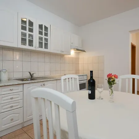 Mandic With Parking Apartment