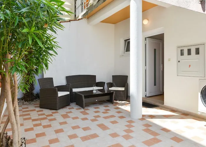 Mandic With Parking Apartment *