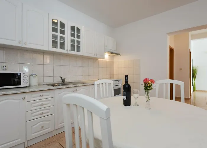Mandic With Parking Apartment